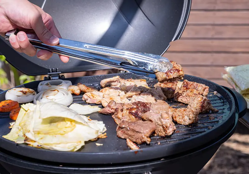 バーベキューで肉を焼いている様子